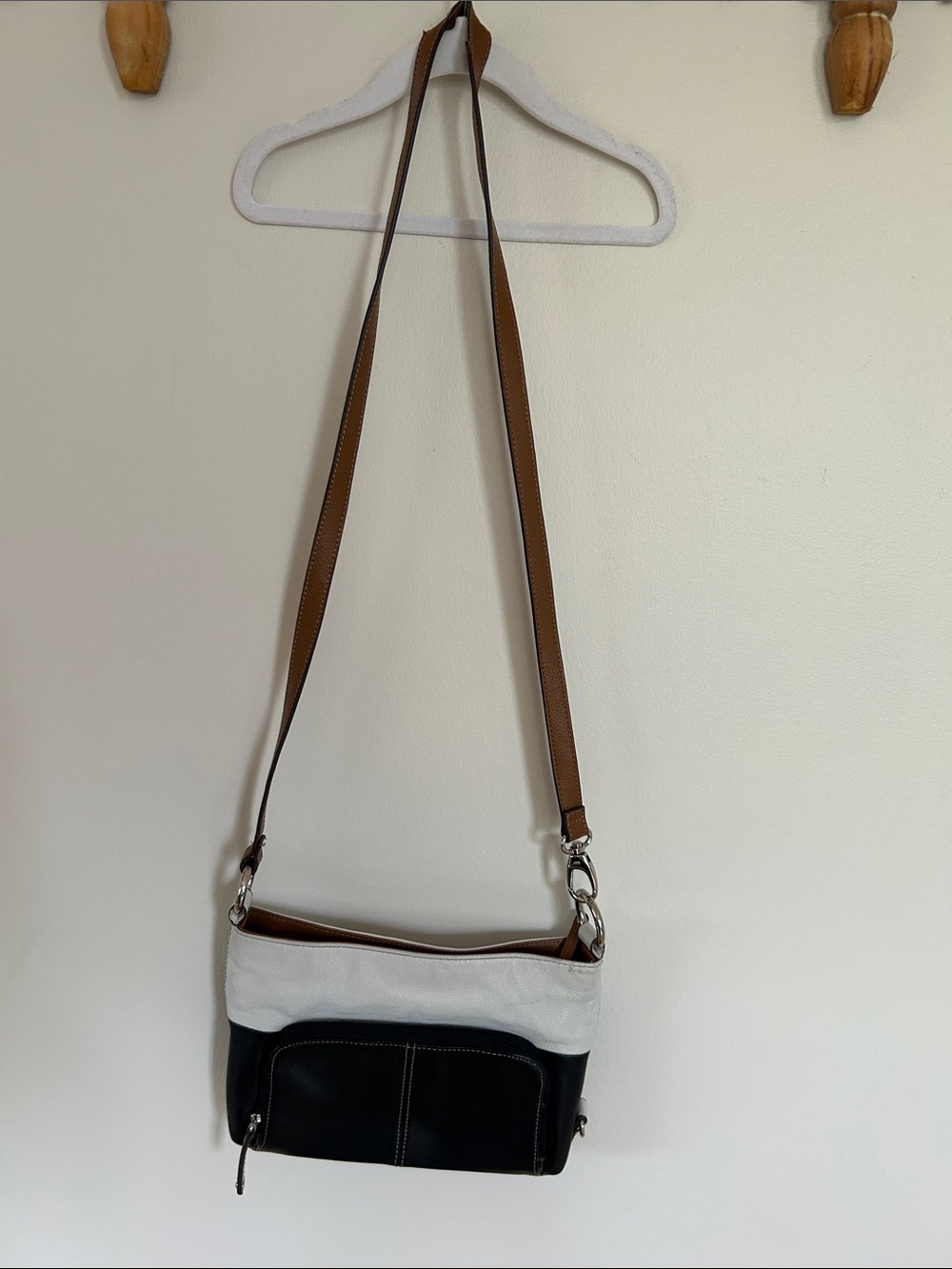 Two-Tone Black & White Leather Crossbody Bag - Picture 8 of 13
